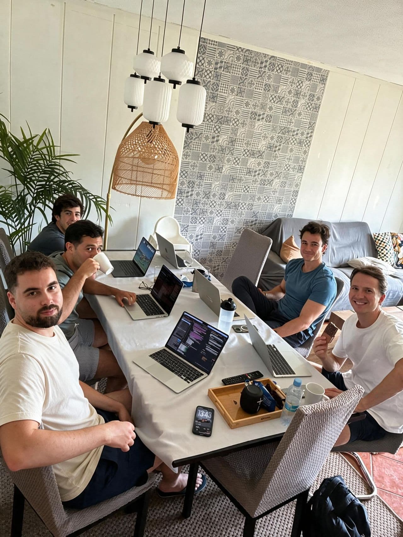 El equipo de ingeniería de Traza trabajando junto a una mesa.